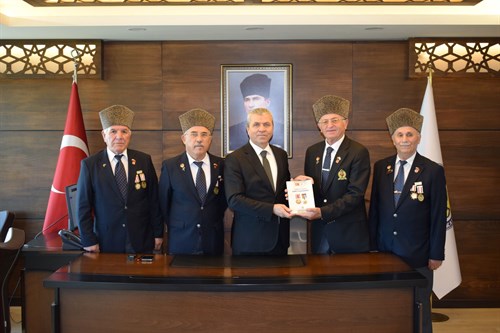 TÜRKİYE MUHARİP GAZİLER DERNEĞİ SAMSUN ŞUBE BAŞKANI VE YÖNETİM KURULU ÜYELERİ KAYMAKAMIMIZ ABDULKADİR DEMİR’İN KONUĞU OLDU